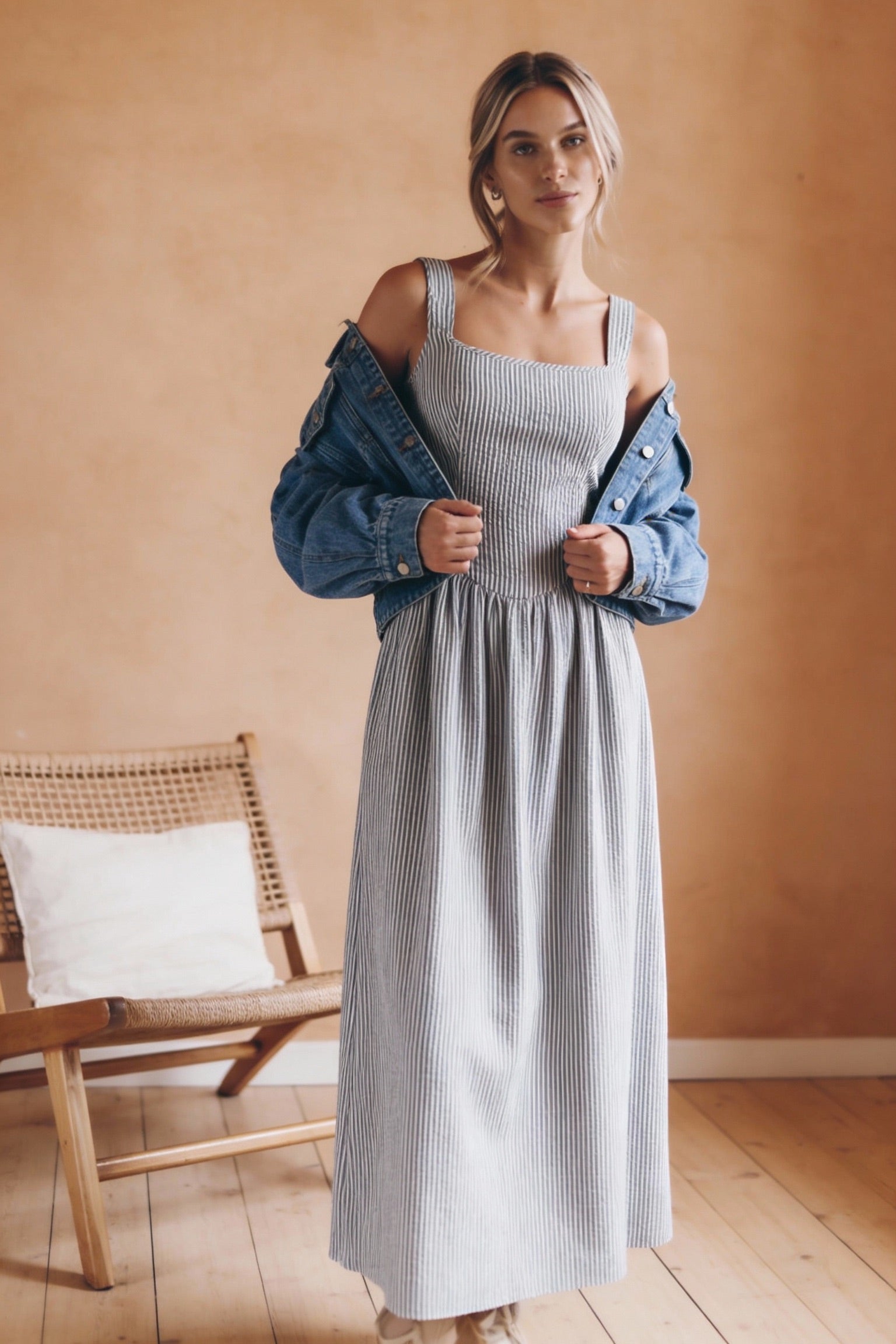 Jules - Lightweight Tie Back Midi Dress In Black Stripe
